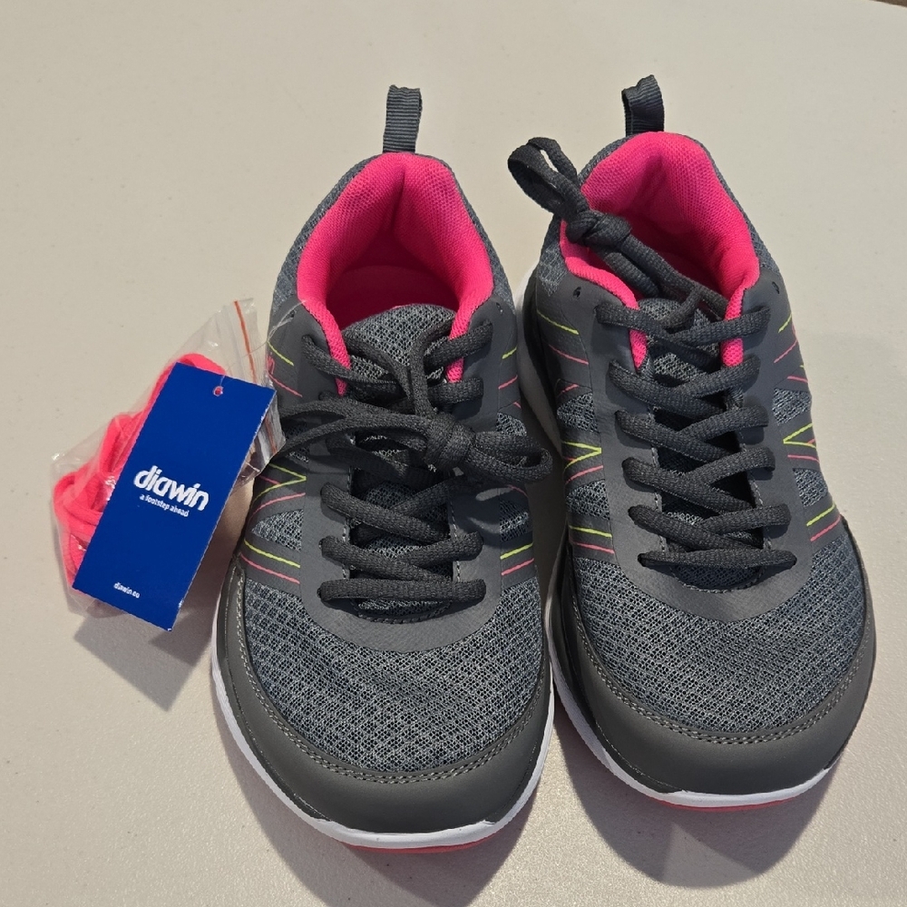 Diawin Wide Toe Sneakers, Size 6.5W.  NWT